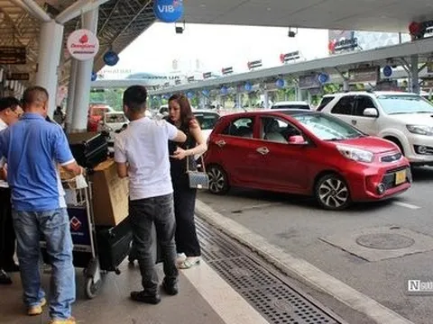 Sân bay Tân Sơn Nhất tăng phí taxi, hành khách ngán ngẩm khi bắt xe