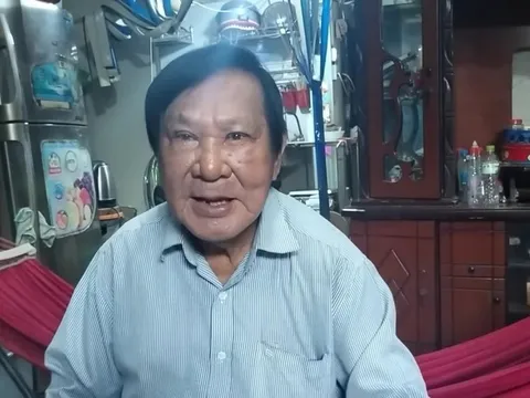 Nghệ sĩ Phương Bình 82 tuổi vẫn chạy xe 20km tới 12 giờ đêm mỗi ngày, bữa ăn khiến ai cũng xót xa