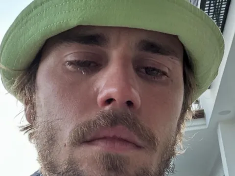 Justin Bieber khóc nức nở