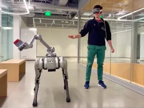 Có thể điều khiển robot bằng tai nghe?