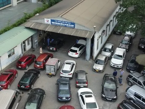 Xe xếp hàng dài, trung tâm đăng kiểm vẫn mỗi nơi làm một kiểu