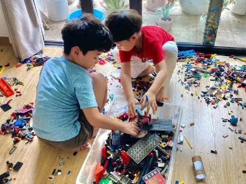 Nhìn chiếc phòng bừa bộn của 2 em bé mê lego đến "tiền đình", MC nổi tiếng VTV đã làm điều này với con