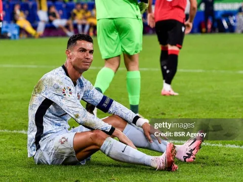 Ronaldo "tịt ngòi" và nhận thẻ vàng, Bồ Đào Nha thua sốc trước đội bóng xếp hạng thấp nhất Euro