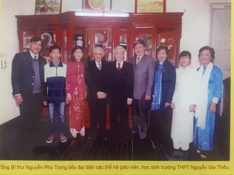Tình cảm sâu đậm của thầy trò trường Nguyễn Gia Thiều dành cho cố Tổng Bí thư