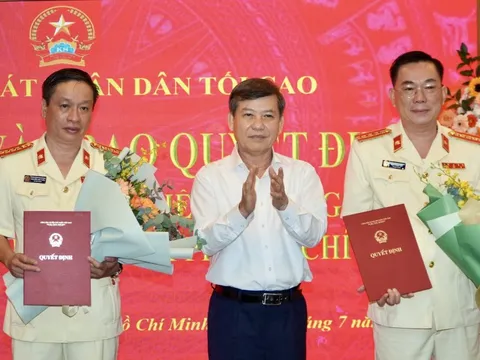 Viện trưởng Viện Kiểm sát nhân dân tối cao trao quyết định cán bộ