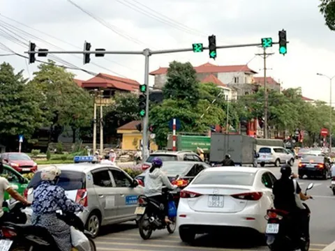 Dừng xe khi đèn xanh, có bị xử phạt?