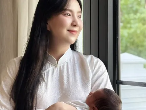 Mai Ngọc và con trai 10 ngày tuổi kỷ niệm 30/4 đầu đời bằng khoảnh khắc đặc biệt