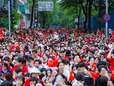 Ấn tượng hình ảnh cờ đỏ sao vàng trong "biển người" chào mừng 50 năm thống nhất đất nước