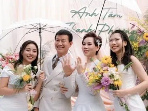 Đám cưới bố mẹ 27 năm trước còn tiếc nuối, 2 con gái gen Z tổ chức cưới lại