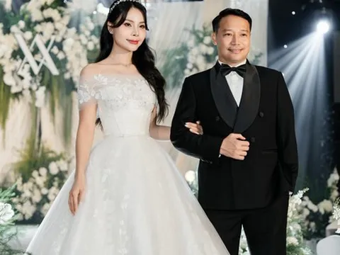 Ảnh nét căng đám cưới HLV Vũ Hồng Việt và BTV của VTV, chú rể U50 vẫn bảnh bao, visual cô dâu gây sốt