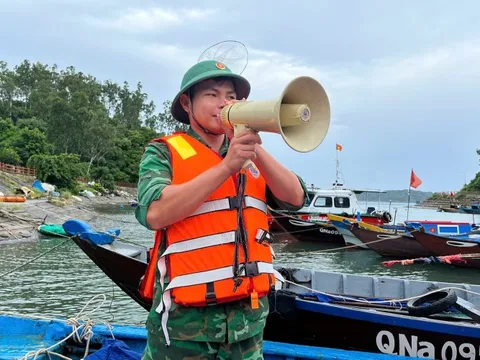 Chạy đua với bão Kajiki: Đà Nẵng kêu gọi tàu thuyền về bờ neo đậu, hỗ trợ dân chằn chống nhà cửa