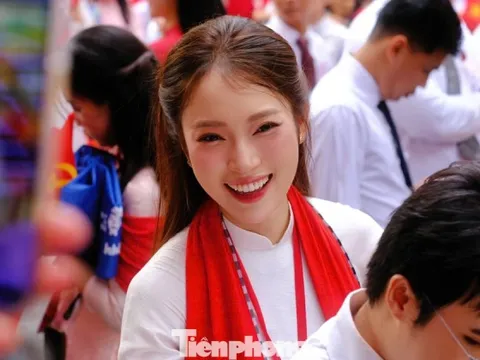 Người dân ôm chầm Hoàng Thùy Linh, Đen Vâu và các nghệ sĩ