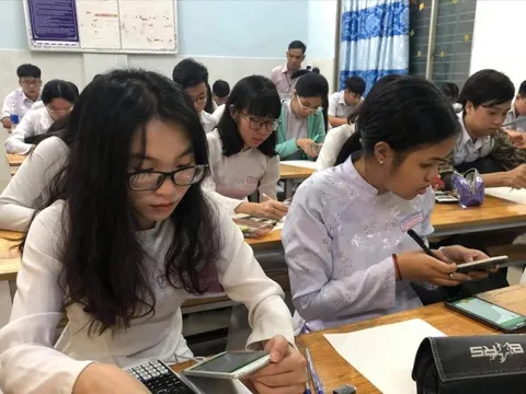 16 trường ở TPHCM có thể cấm học sinh sử dụng điện thoại giờ ra chơi từ tháng 10