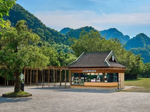Starbucks lại gây sốt với chi nhánh mới nằm giữa núi non, khung cảnh khiến dân tình trầm trồ: "Trông Nhật Bản quá"!