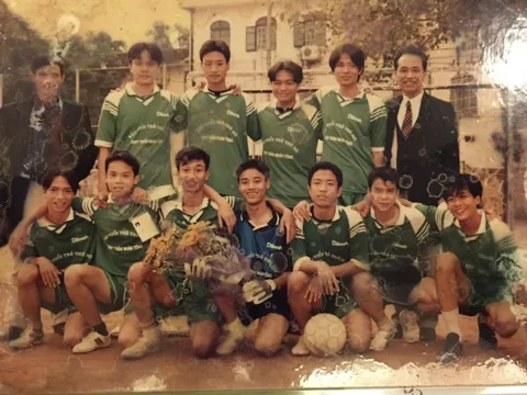 Nam sinh đen - gầy - nghịch từng làm "đại ca" trường cấp 3, 24 năm sau trở lại trường xưa khiến tất cả trầm trồ