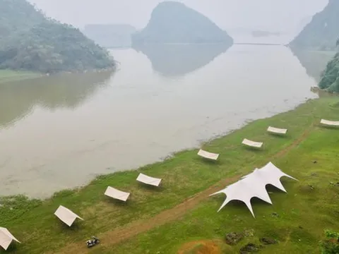 Phát hiện hồ nước bên thảo nguyên vắng vẻ, hoang sơ, du khách nhận xét: "Nói ở Hà Nội không ai tin!"