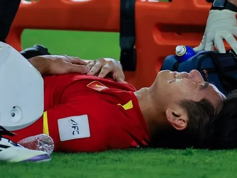 Hiểu Minh U23 Việt Nam xúc động kể lại chấn thương ám ảnh nhất sự nghiệp: "Khoảnh khắc đó rất đau, em ham bóng quá..."