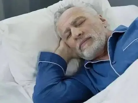 Ngủ lúc 10 giờ tối chưa chắc đã tốt: Bác sĩ cảnh báo 1 sai lầm phổ biến khiến người trên 65 tuổi càng ngủ càng mệt