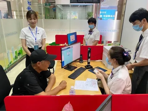 Nhận được 842 triệu đồng tiền chuyển khoản nhầm từ ngân hàng, người đàn ông rút ra tiêu sạch rồi bị khởi kiện, tòa án tuyên bố: “Không cần trả lại”