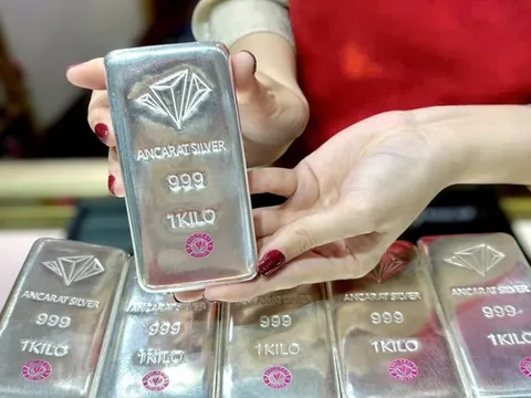 Giá bạc bất ngờ lao dốc