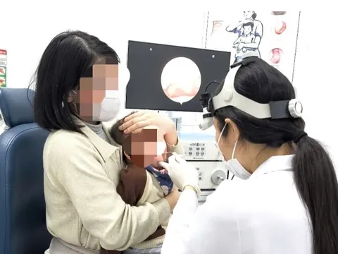 Bé trai 1 tuổi hóc ghim tất vào họng nhưng bố mẹ tưởng mọc răng: Bác sĩ cảnh báo nguy cơ dị vật sắc nhọn ở trẻ nhỏ