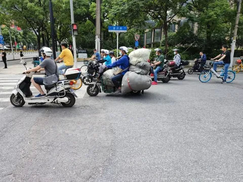 Khách Việt giật mình với cảnh tượng trên đường phố Trung Quốc, nhận xét: "Sao có thể như vậy?"