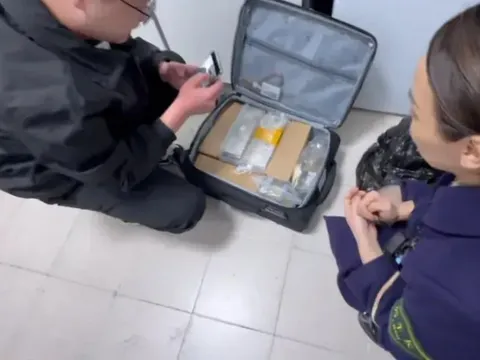 Nhân viên quên vali “không ai dám bê một mình” trên tàu cao tốc: Thứ bên trong có giá trị gần 2.000 tỷ