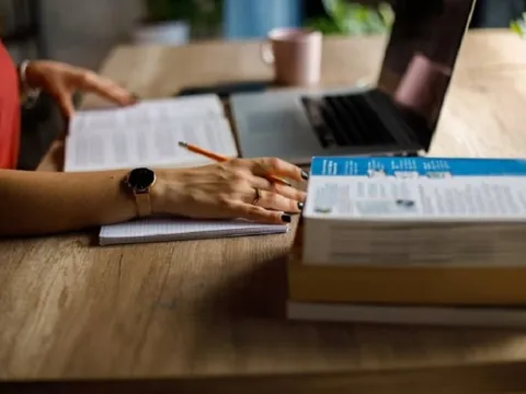 Nghề biên dịch chật vật trước 'cơn bão' AI