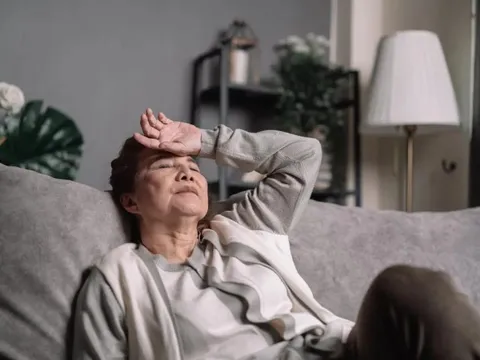 Họp gia đình khoe vòng vàng 80 triệu đồng được con trai tặng, tôi “điếng người” vội cất vòng đi vì 1 câu nói, thề cả đời không thể quên