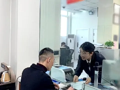 Phát hiện người đàn ông rút 485 triệu đồng để mua vàng mừng cưới em họ, nhân viên ngân hàng lập tức báo cảnh sát: "Anh không được phép làm vậy”