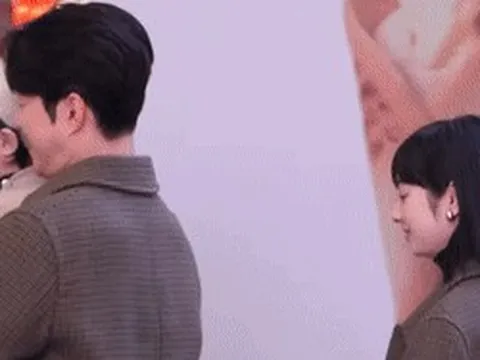 Nhóc tỳ 1 tuổi giàu nhất showbiz lần đầu dự sự kiện, visual mẹ bé gây sốc toàn cõi mạng