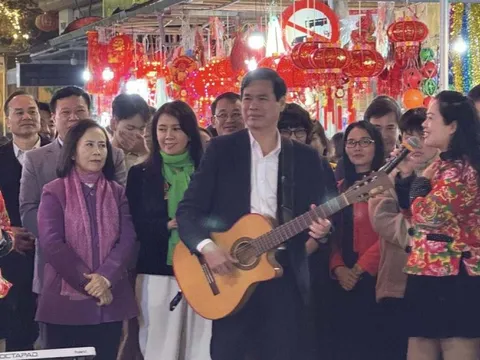 Khoảnh khắc bất ngờ, Bí thư Tỉnh ủy trình diễn ghi ta, đệm hát giữa phố đi bộ