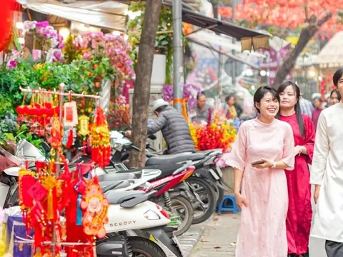 Chợ hoa Hàng Lược 'đánh thức' Tết Bính Ngọ giữa lòng phố cổ