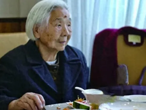 Cụ bà 101 tuổi thường xuyên thức đến 2h sáng xem tivi, thích ăn vặt: Con gái tiết lộ bí quyết trường thọ “lợi hại”