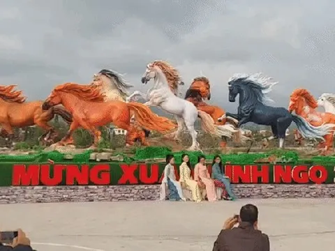 Cận cảnh 8 linh vật ngựa "bắt mắt" được trưng bày ở Lao Bảo