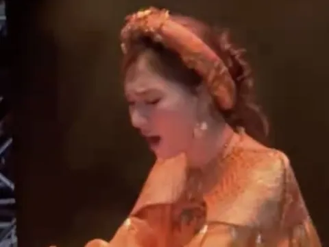 Hòa Minzy thở dốc, mệt lả trong hậu trường fan concert Bắc Bling