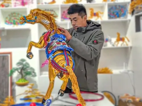 Người đàn ông dùng 2.600m sợi nhôm 'dệt' ngựa thần may mắn đón Tết Bính Ngọ