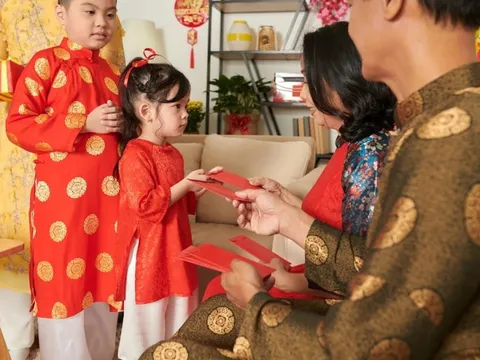 Cứ gần Tết lại đau đầu chuyện cũ: “Tịch thu” hay để con tự giữ tiền lì xì? Quyết định của cha mẹ có thể theo con cả đời