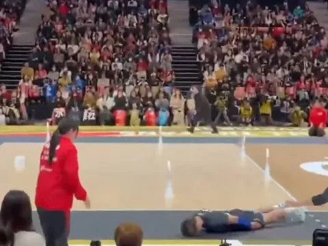 Đang viral màn xin lỗi độc lạ của VĐV Nhật Bản sau sự cố ném bóng trúng cô bé ngoài đường biên