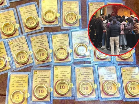 Sợ không mua nhanh thì vàng lên 200 triệu, người phụ nữ ở Hà Nội rút tiết kiệm đu đỉnh, lỗ đậm sau 2 ngày