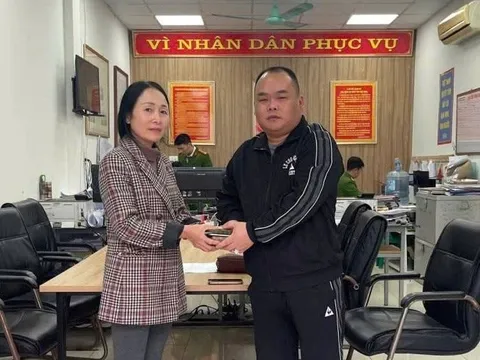 Phát hiện 2 cây vàng, 1 thẻ ngân hàng có 300 triệu đồng ngay trước cổng Công an tỉnh