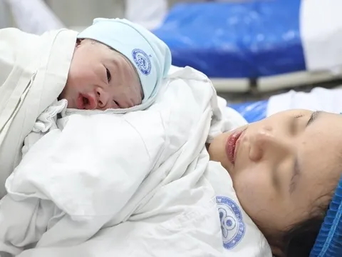 Chồng ép buộc vợ sinh con sẽ bị xử phạt thế nào?