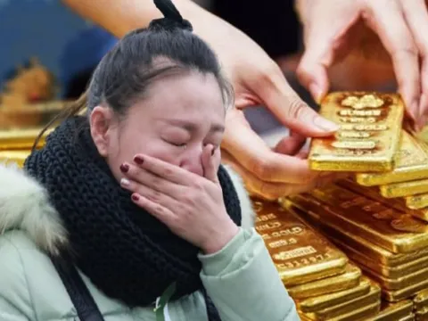 Người phụ nữ rút sổ tiết kiệm 860 triệu đồng mua vàng, 10 năm sau lãi 130% nhưng thừa nhận: “Tôi lãi đậm nhưng thấp thỏm, mất ăn mất ngủ”