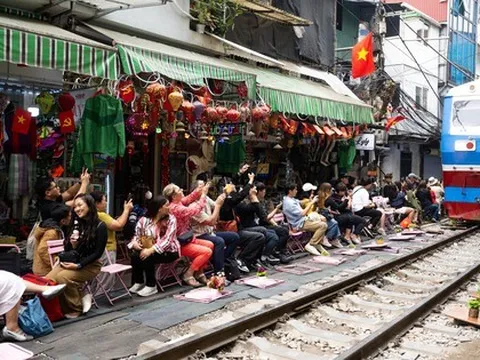 Cà phê đường tàu Khâm Thiên: Kiểm tra buổi sáng, buổi chiều khách đã ngồi kín, háo hức chờ nhặt nắp chai cán bẹp