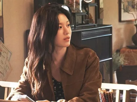 Đang tập văn nghệ cuối năm mà đồng nghiệp cứ dán mắt vào điện thoại, nữ nhân viên EQ cao nói một câu khiến đối phương vội xin lỗi