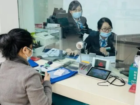 Người phụ nữ rút gần 9 tỷ đồng tiền tiết kiệm để làm đám cưới cho cháu trai, nhân viên ngân hàng bí mật báo cảnh sát: "Cháu bà khẳng định chưa có bạn gái"