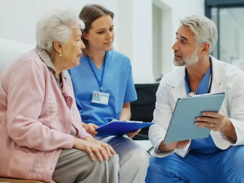 Bác sĩ hỏi bệnh nhân 103 tuổi bí quyết sống thọ, câu trả lời khiến ai cũng bất ngờ