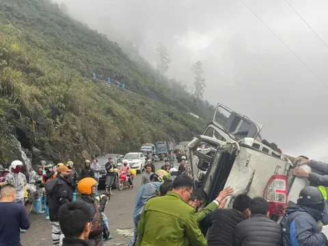 Xe ô tô bán tải gặp nạn dập nát, 3 người bị thương