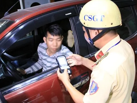 Uống vài chén rượu, bao lâu thì hết cồn để ra đường không lo "dính" phạt?