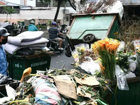 Tranh cãi về tiền rác tháng 13